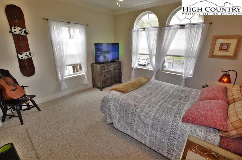Image number 18 for the current listing
