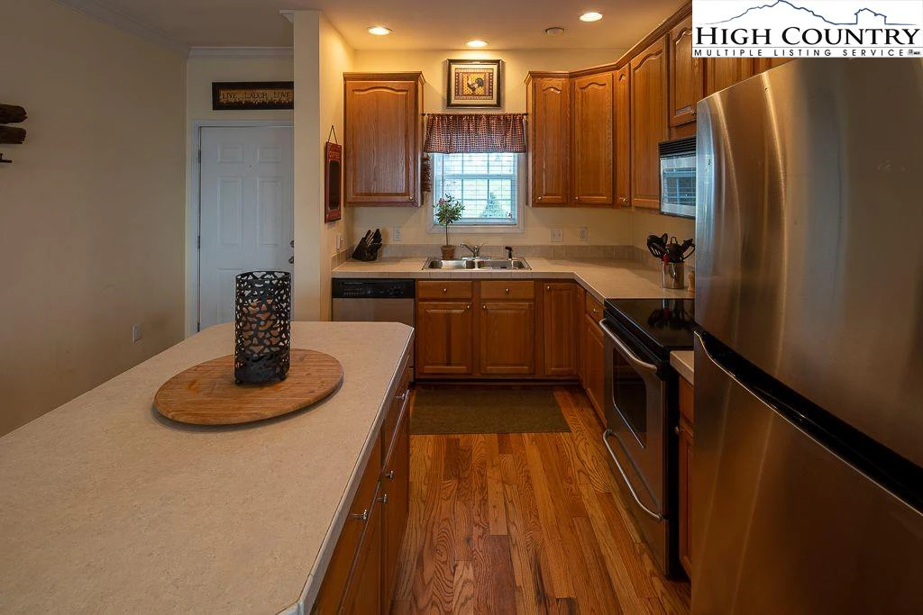 Image number 2 for the current listing