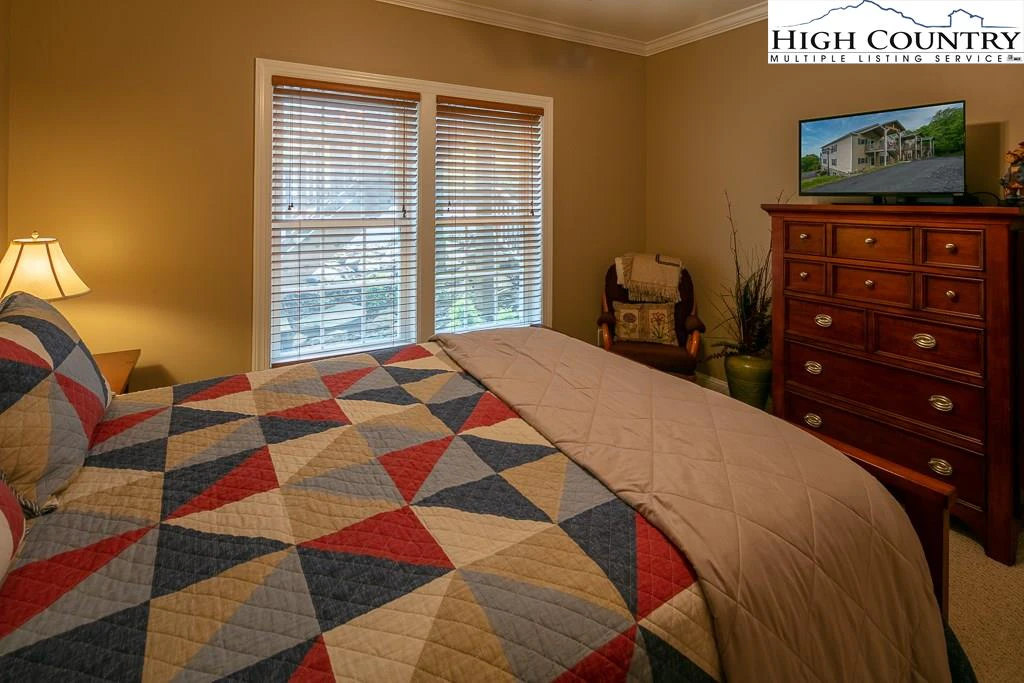 Image number 6 for the current listing
