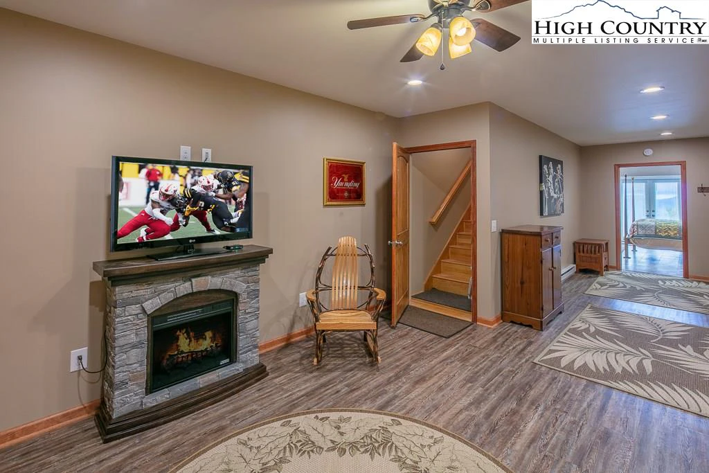 Image number 2 for the current listing