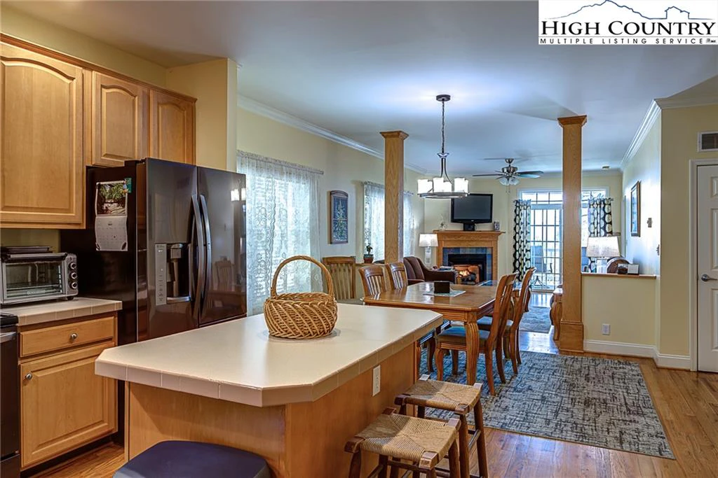 Image number 2 for the current listing