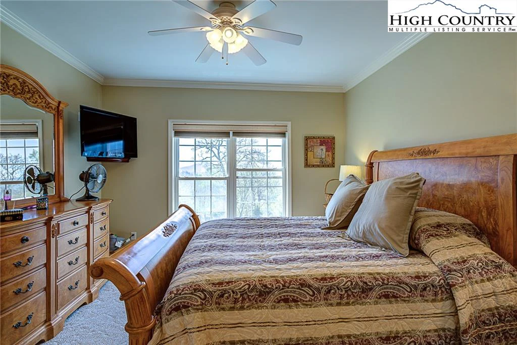 Image number 11 for the current listing