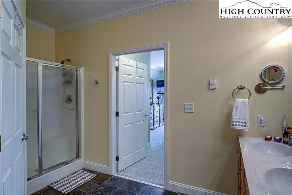 Image number 9 for the current listing