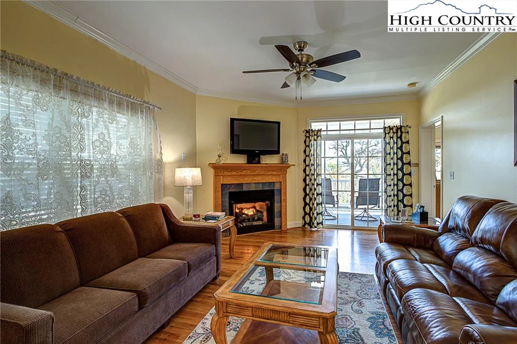 Image number 17 for the current listing