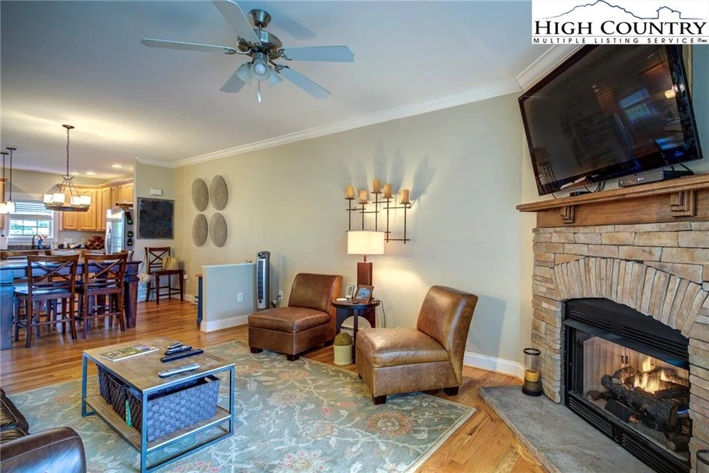 Image number 19 for the current listing