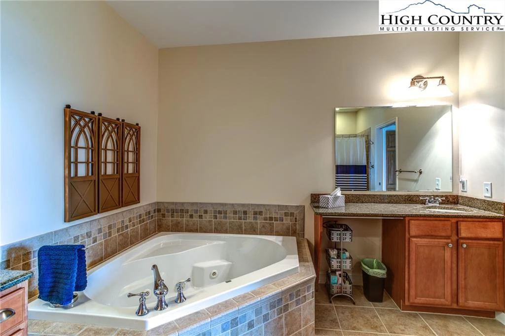 Image number 2 for the current listing