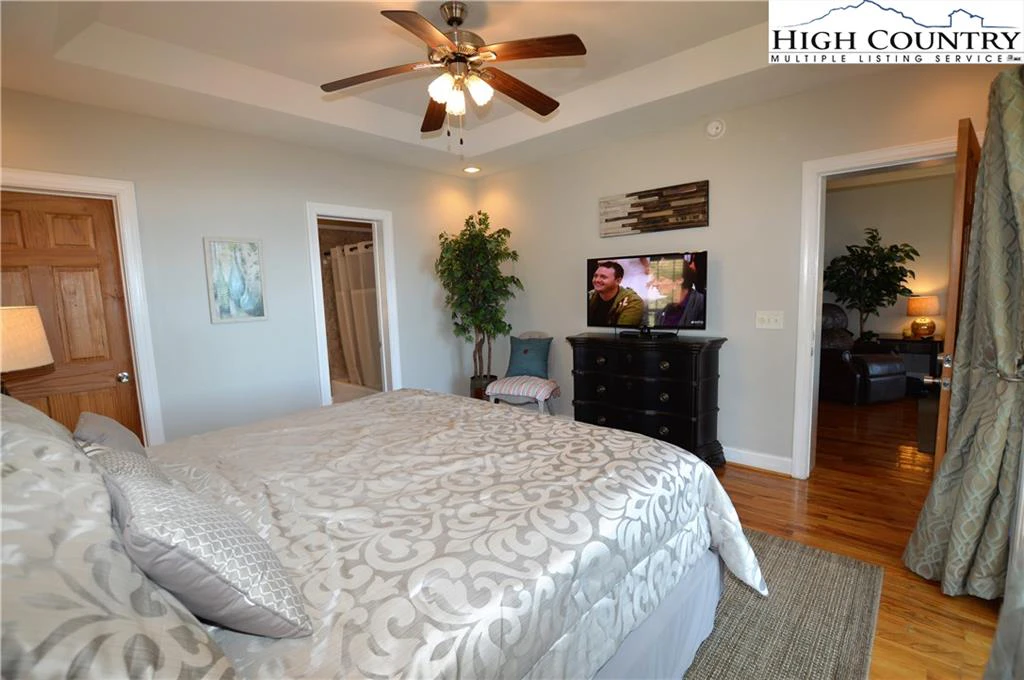Image number 2 for the current listing