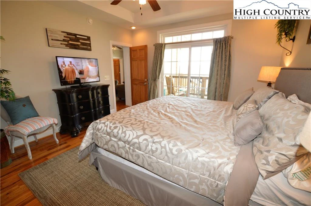 Image number 15 for the current listing