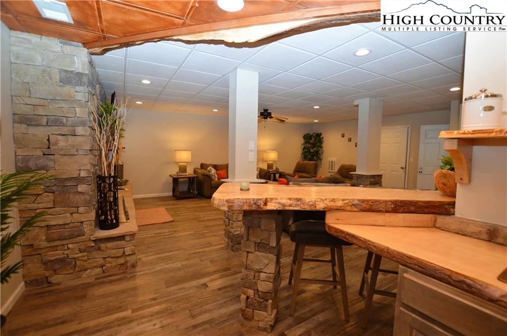 Image number 11 for the current listing