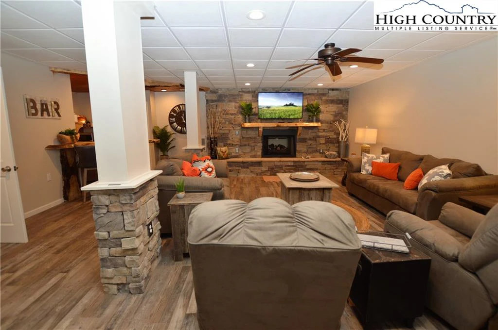 Image number 9 for the current listing