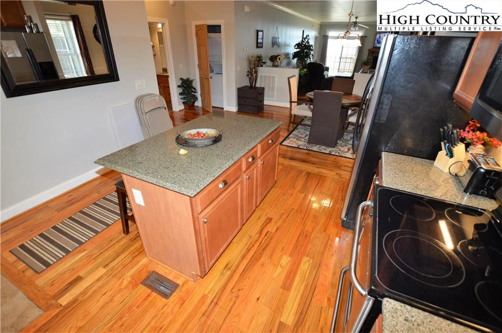Image number 21 for the current listing