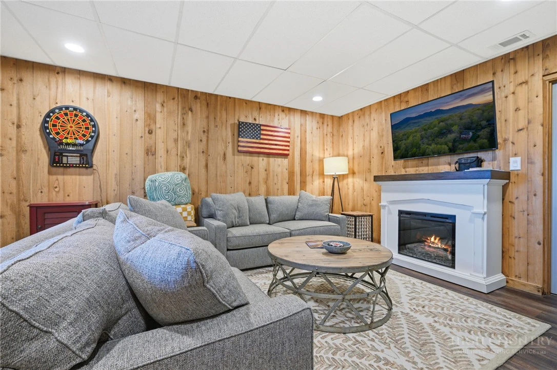 Image number 19 for the current listing