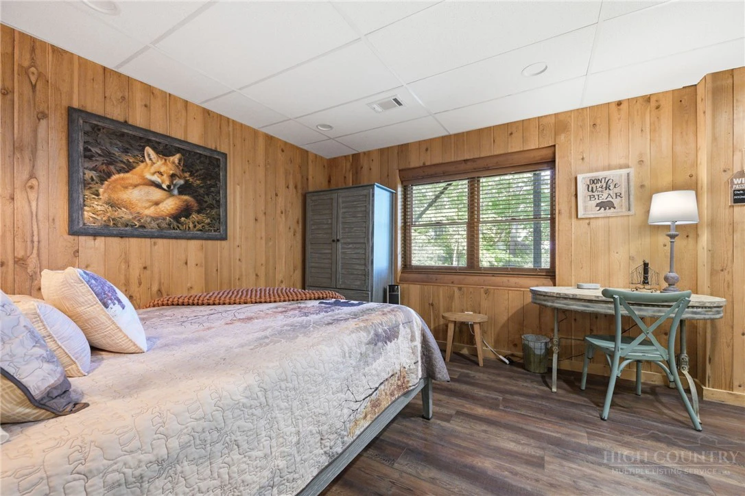 Image number 21 for the current listing