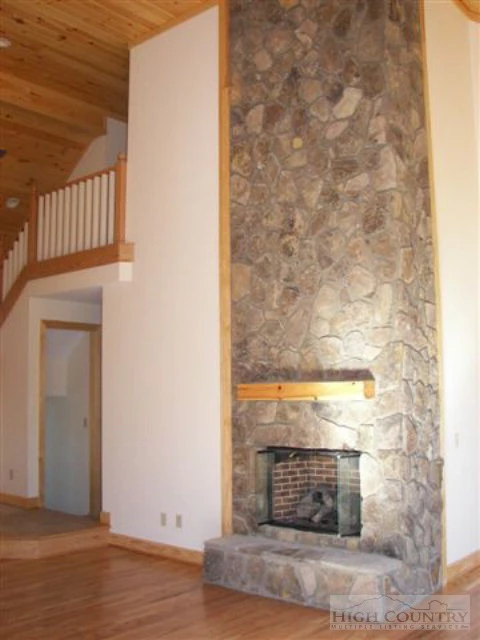 Image number 6 for the current listing