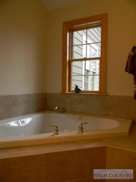 Image number 21 for the current listing