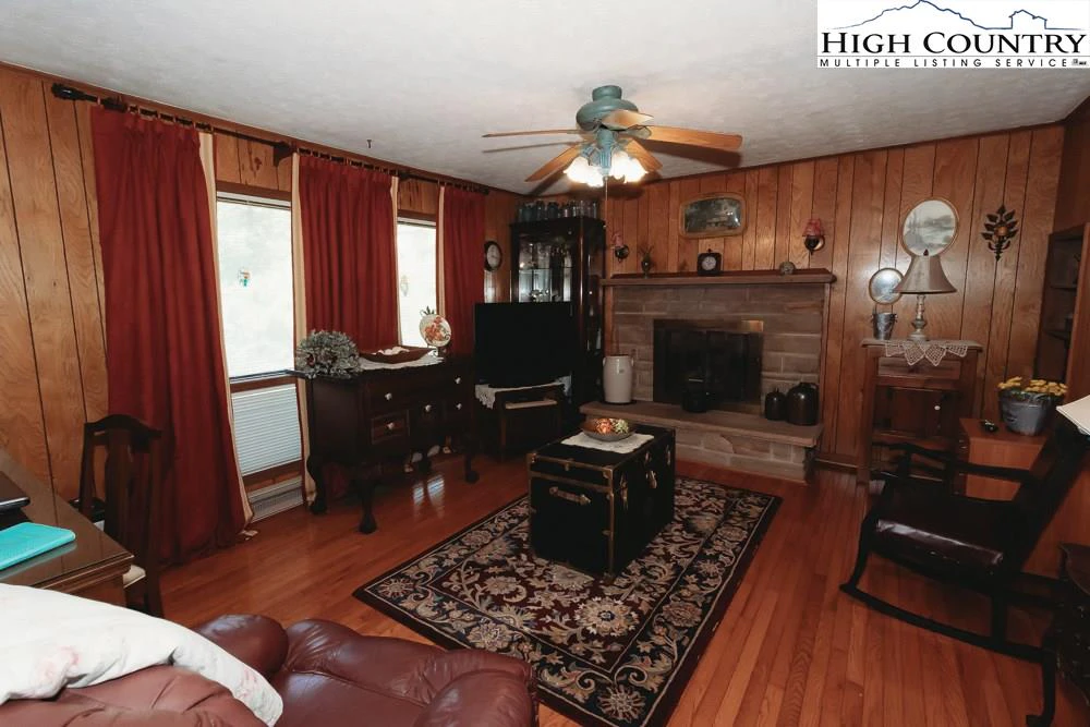 Image number 19 for the current listing