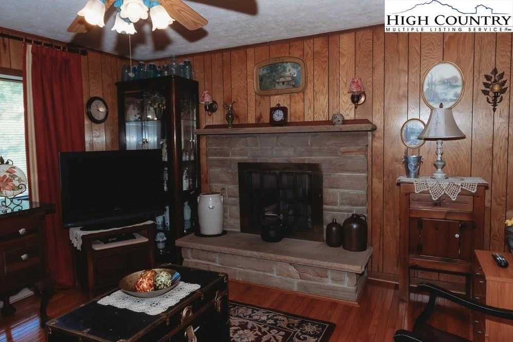 Image number 18 for the current listing