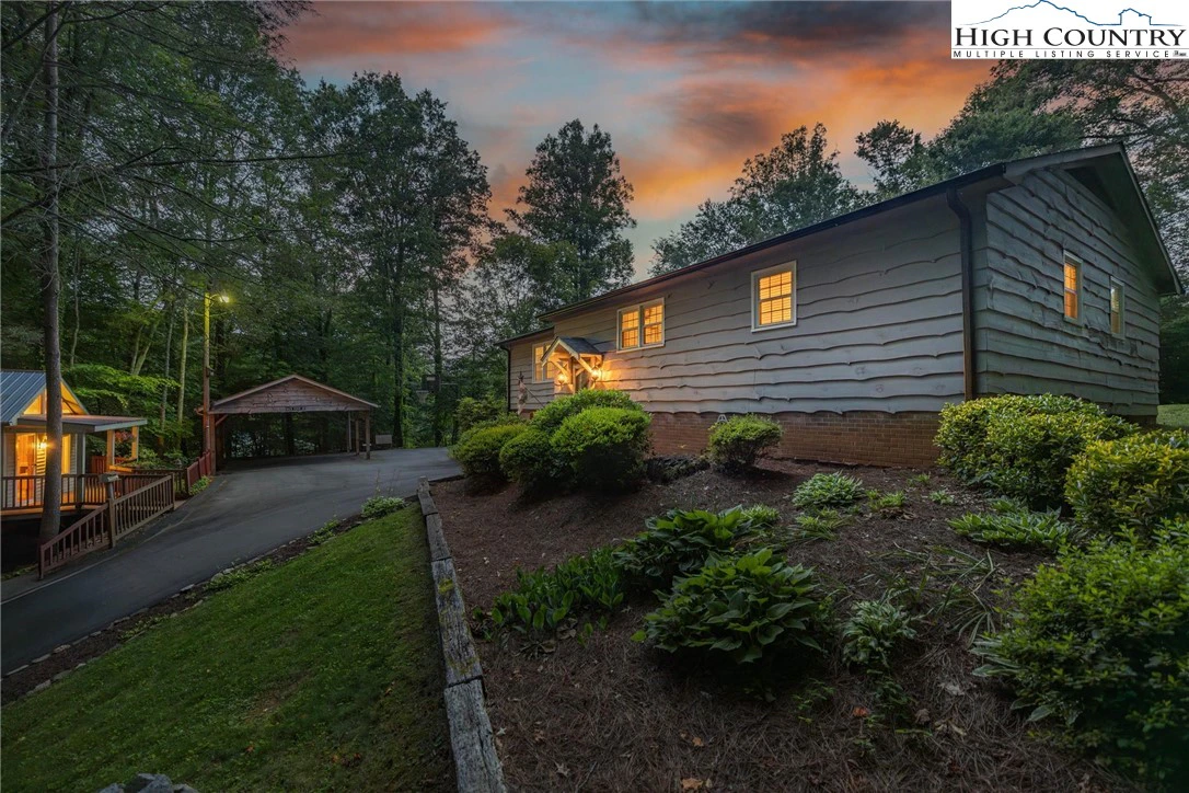 Image number 7 for the current listing