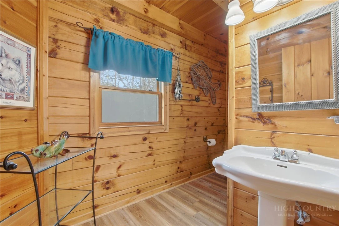Image number 13 for the current listing