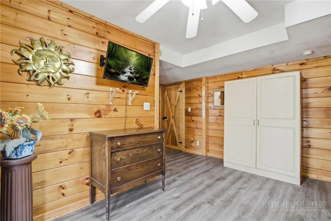 Image number 15 for the current listing