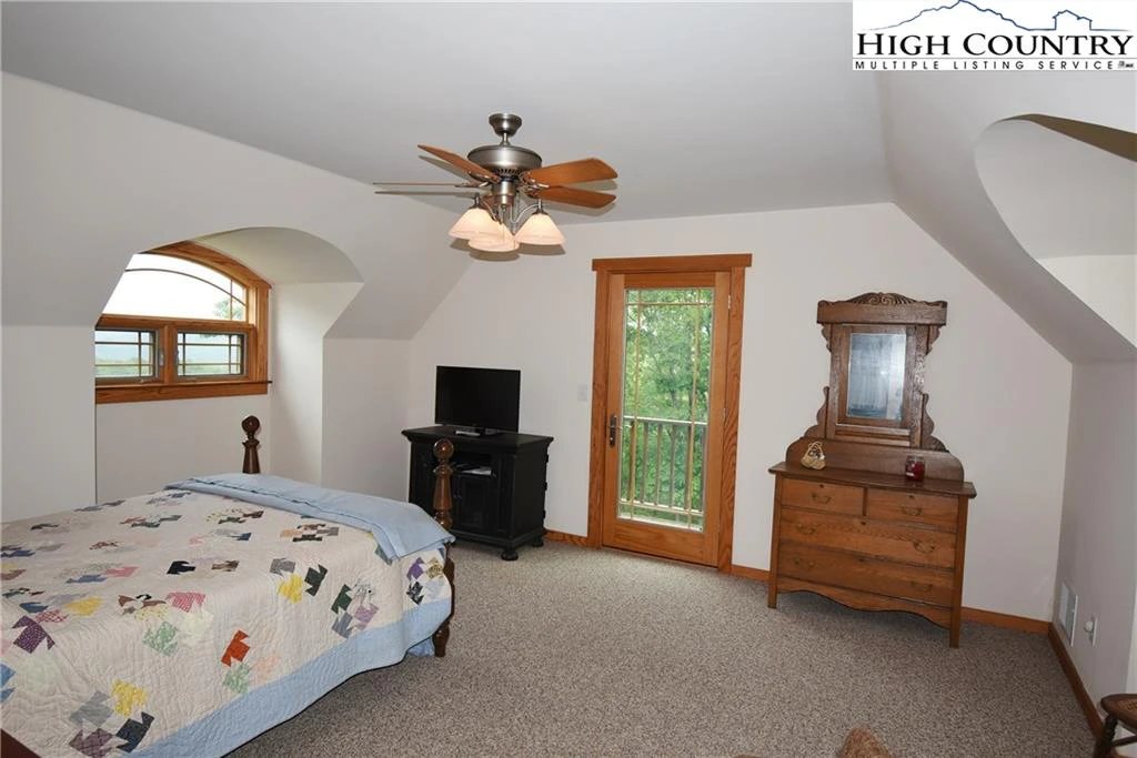 Image number 14 for the current listing