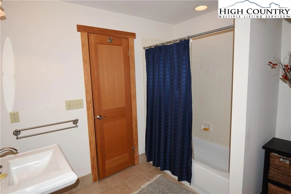 Image number 4 for the current listing