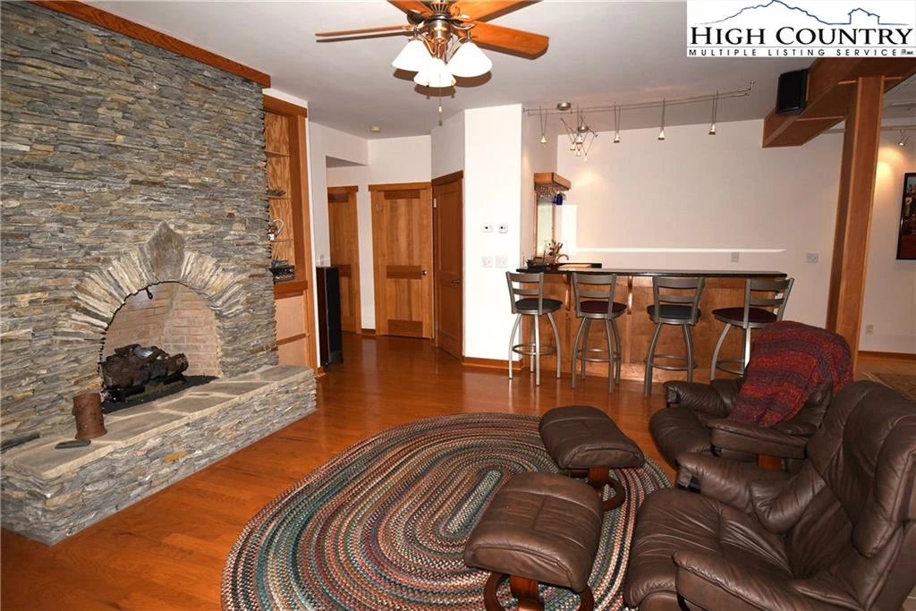 Image number 9 for the current listing