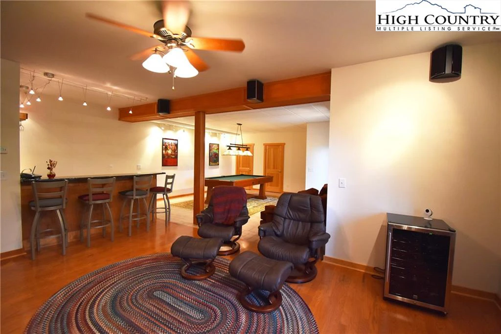Image number 11 for the current listing