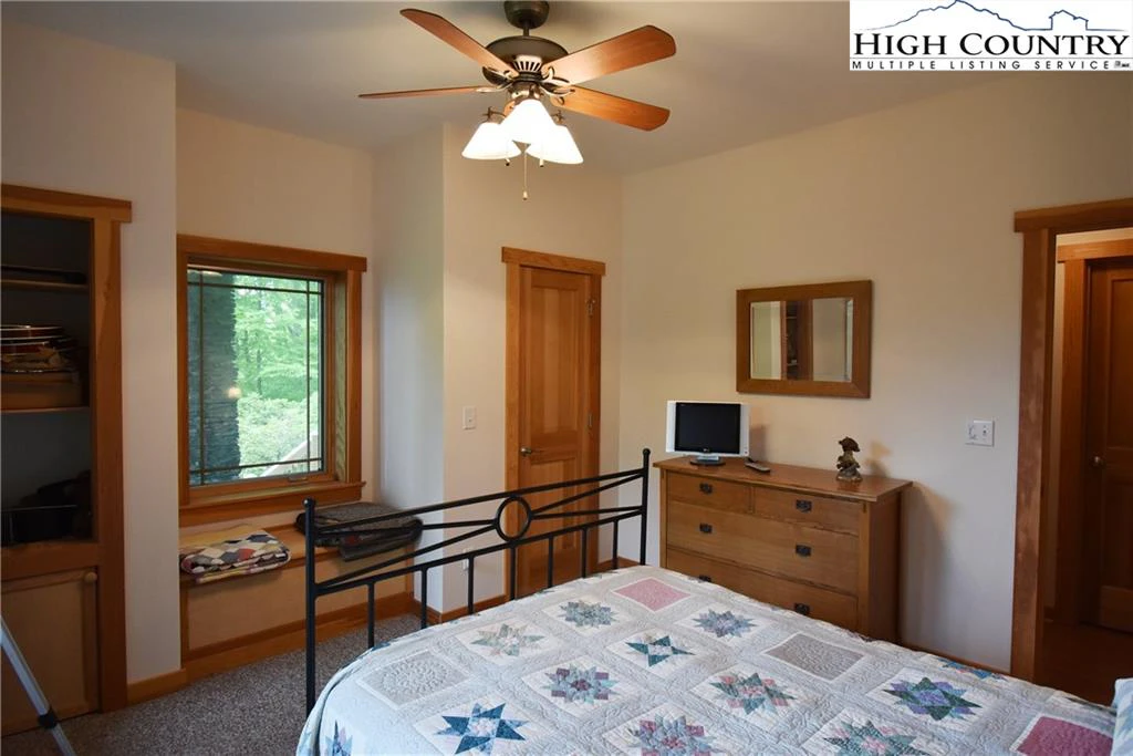 Image number 2 for the current listing