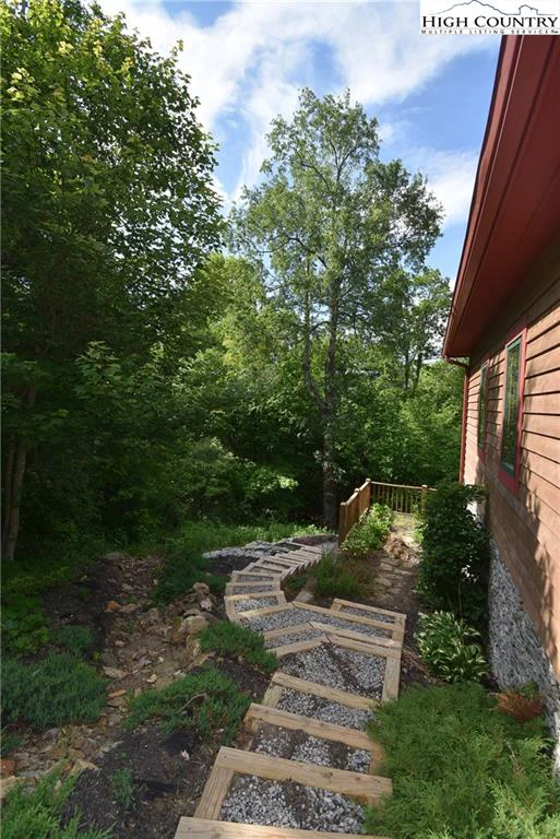 Image number 17 for the current listing