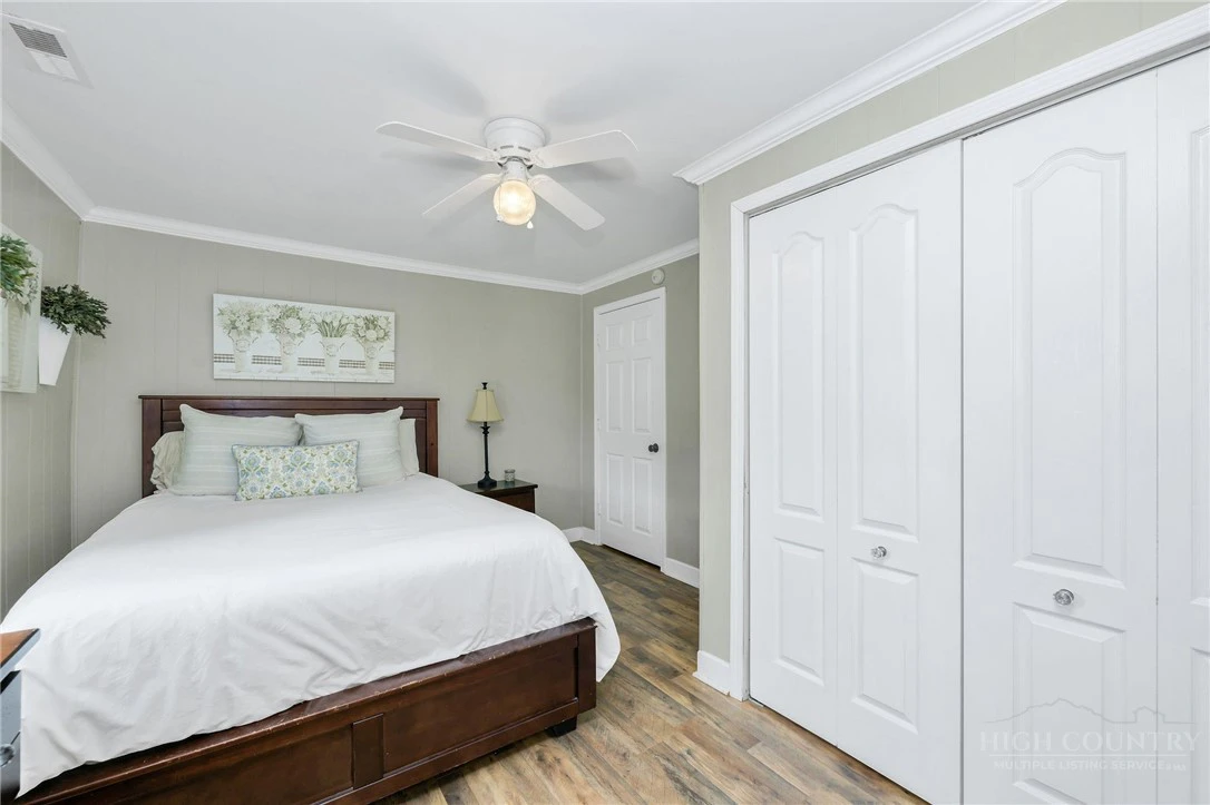 Image number 13 for the current listing