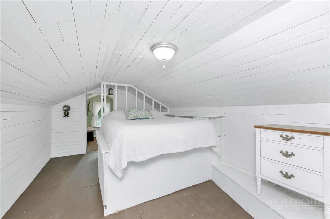 Image number 11 for the current listing