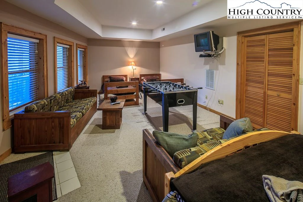 Image number 12 for the current listing