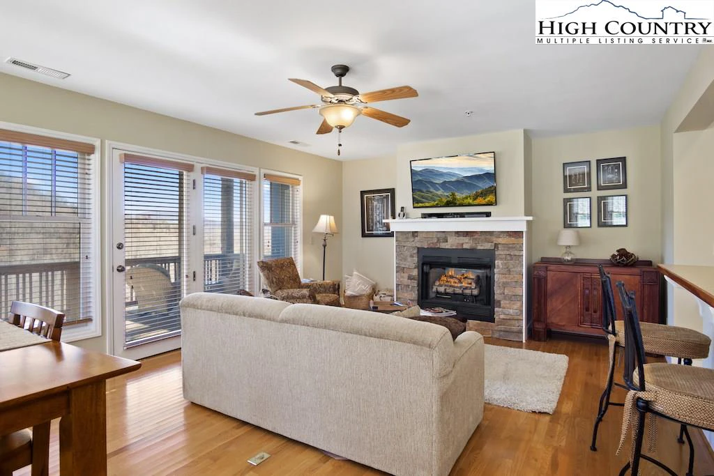 Image number 1 for the current listing