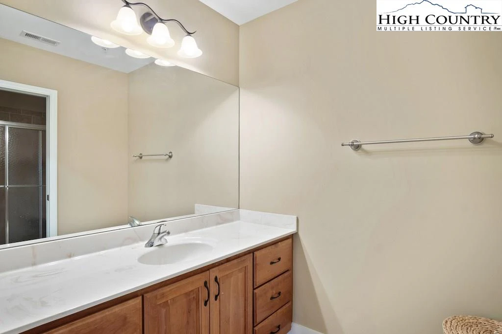 Image number 11 for the current listing