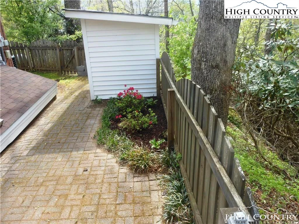 Image number 19 for the current listing