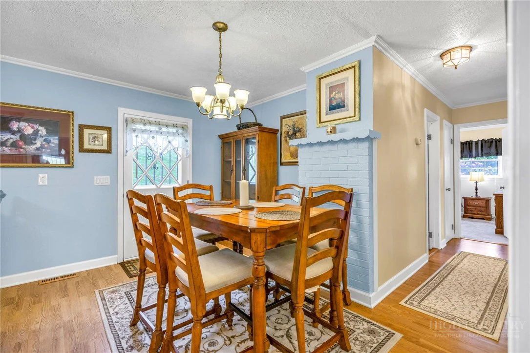 Image number 15 for the current listing