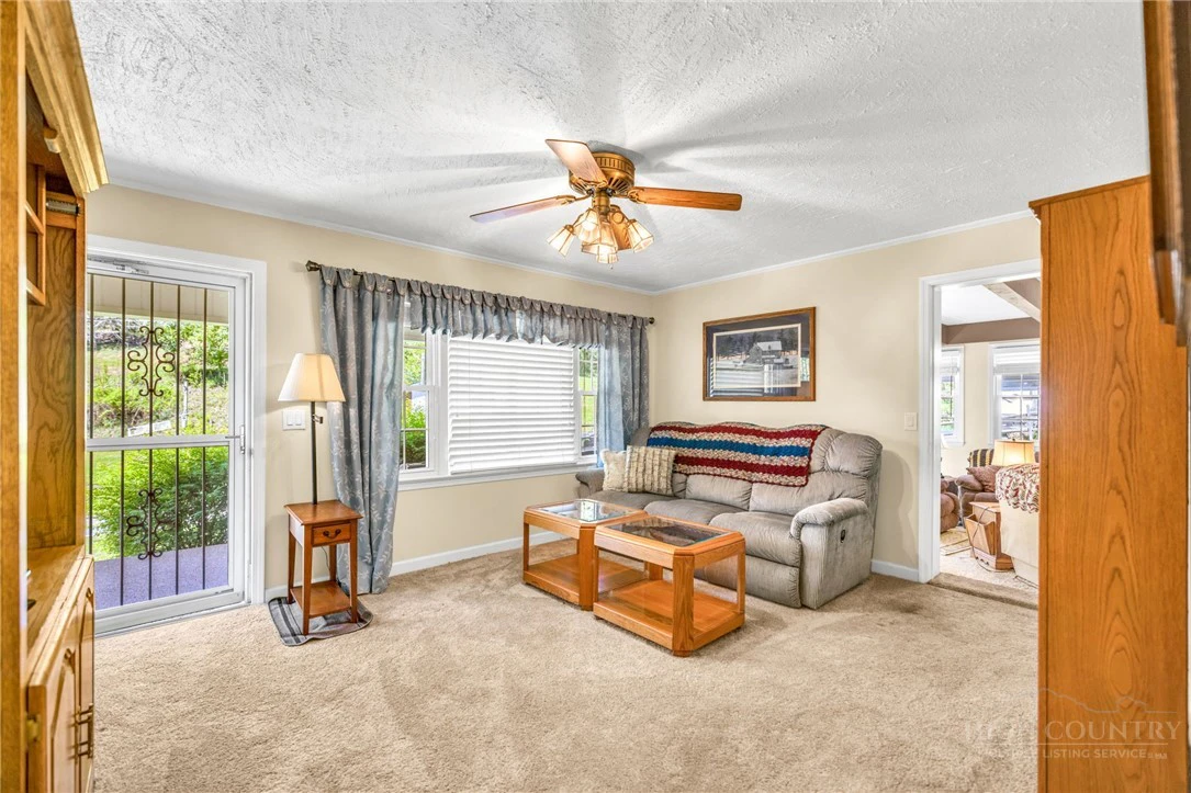 Image number 11 for the current listing
