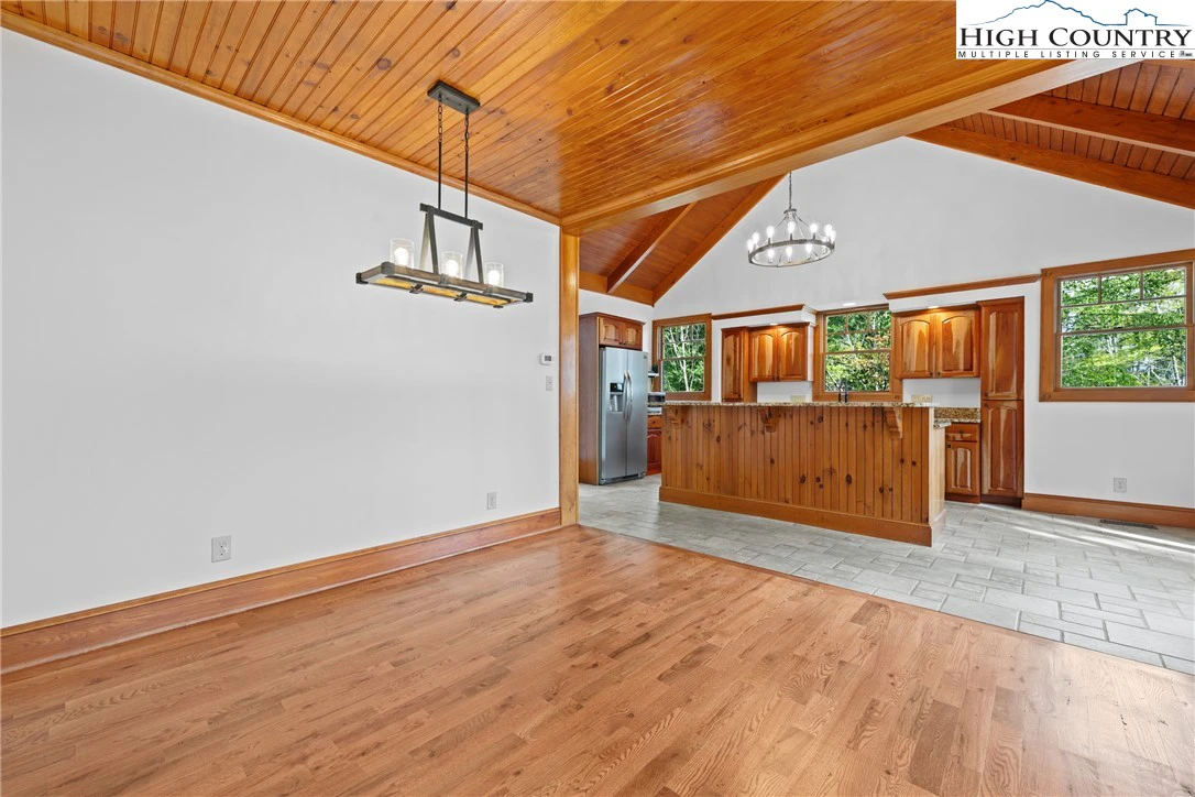 Image number 16 for the current listing