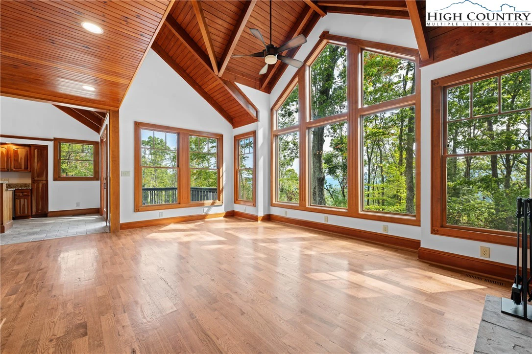 Image number 14 for the current listing