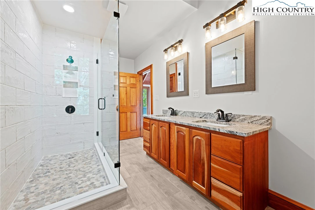 Image number 3 for the current listing