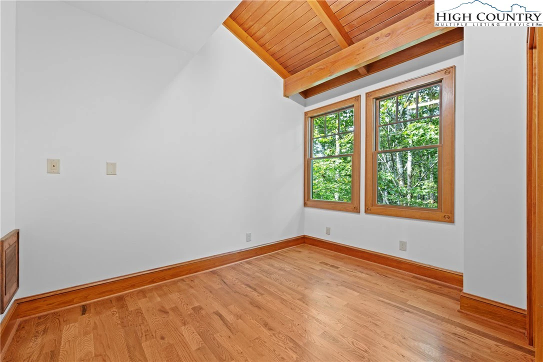 Image number 13 for the current listing