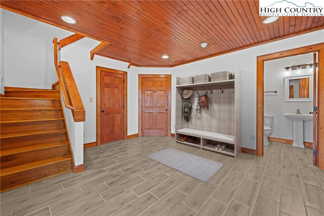 Image number 1 for the current listing