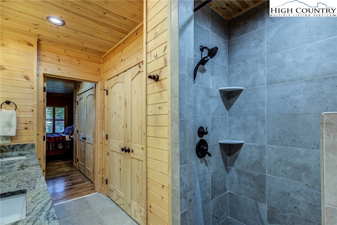 Image number 5 for the current listing
