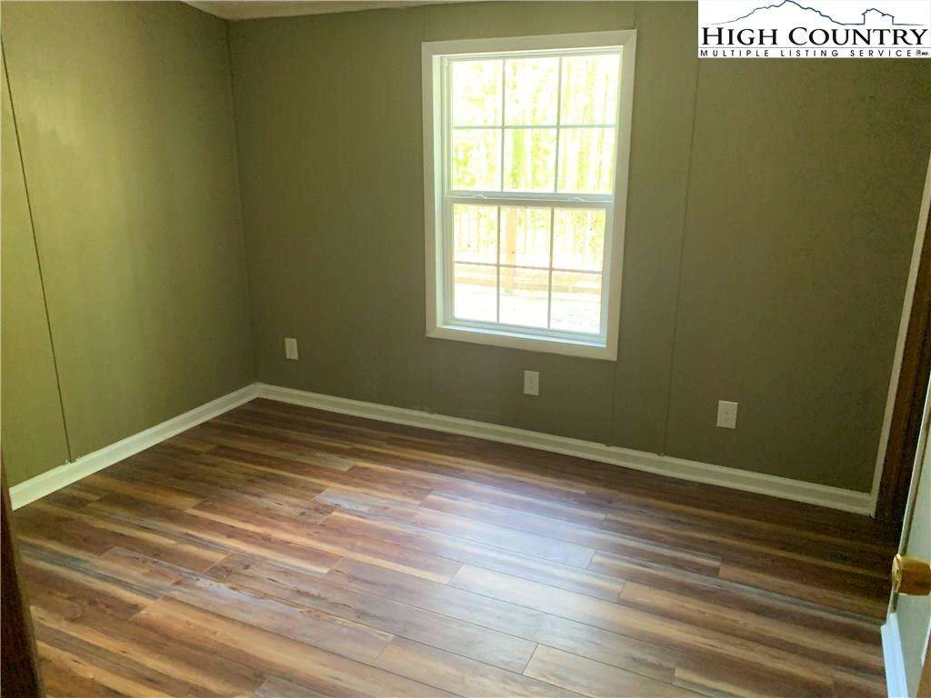 Image number 11 for the current listing