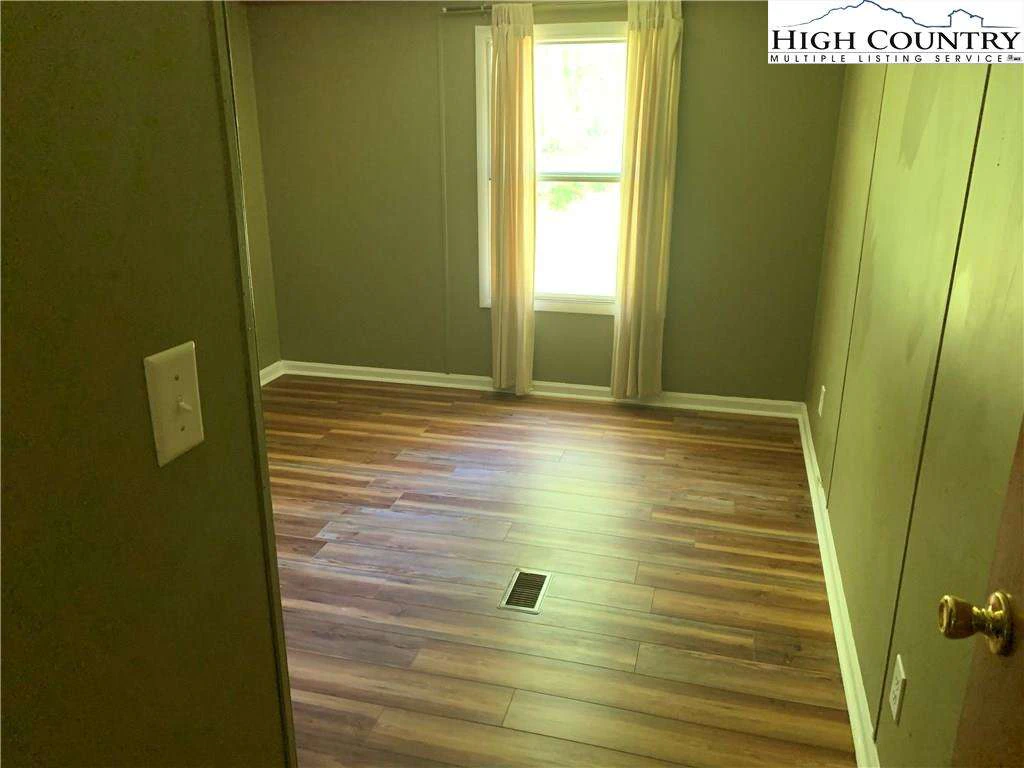 Image number 10 for the current listing