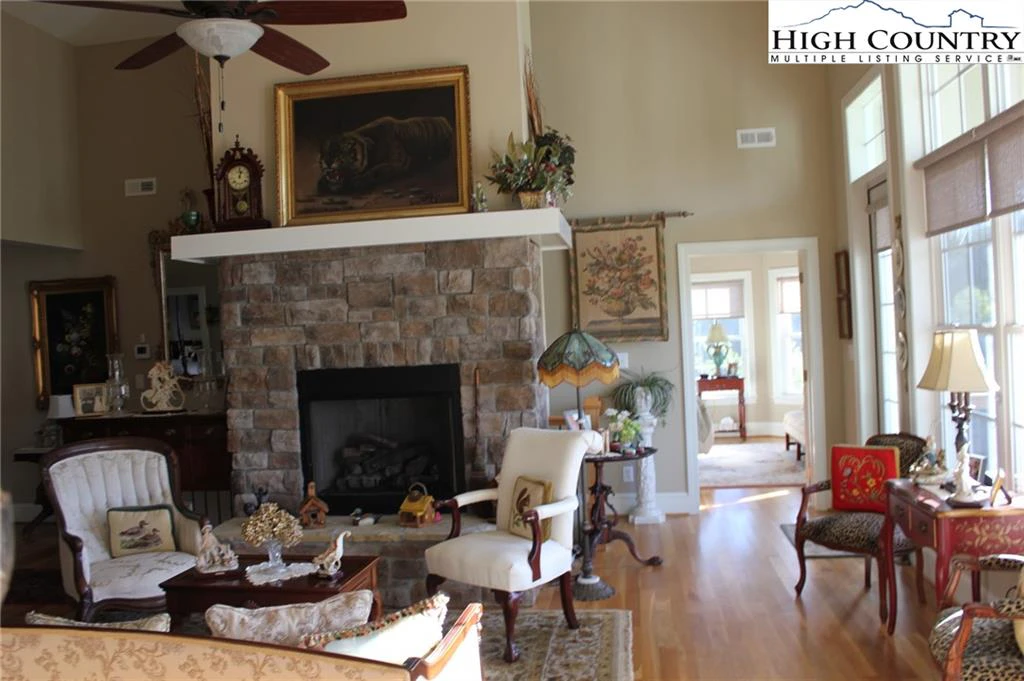 Image number 7 for the current listing