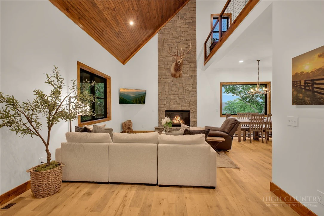 Image number 11 for the current listing
