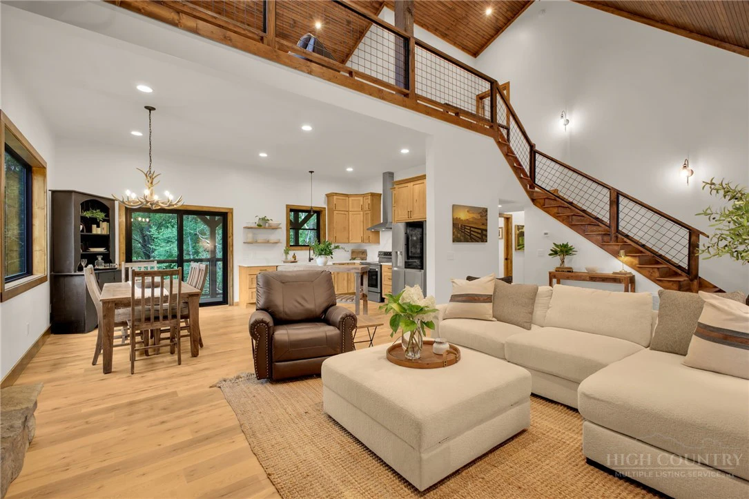 Image number 13 for the current listing
