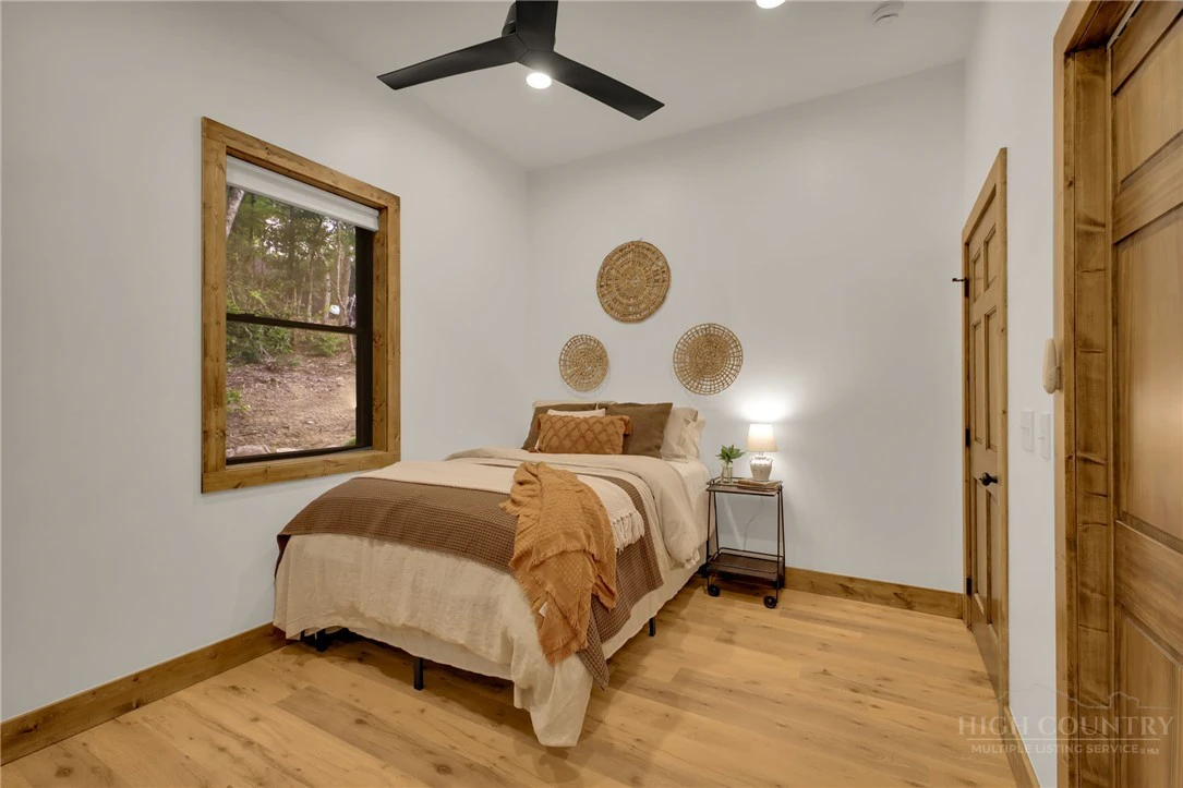 Image number 20 for the current listing